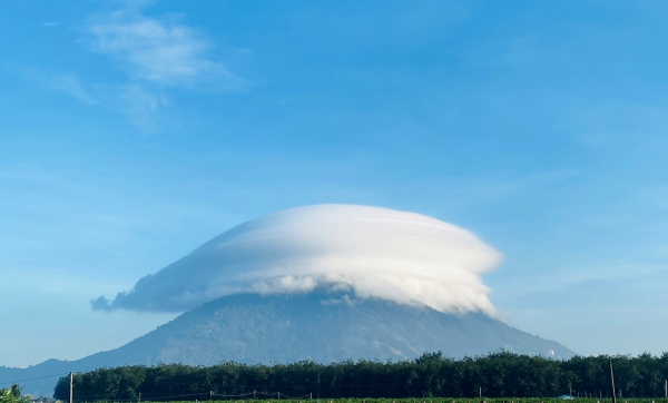 Xuất hiện cầu vồng độc lạ ở núi Bà Đen sau hiện tượng “đĩa bay mây” -0