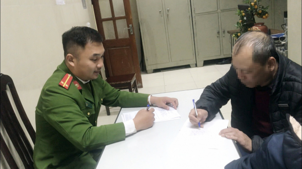 Triệu tập người đàn ông “giúp cháu” lăng mạ CSGT -0