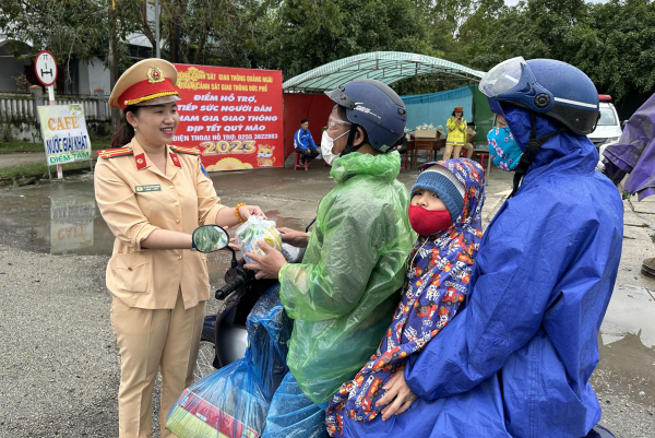 CSGT Quảng Ngãi hỗ trợ người dân vào Nam sau Tết -0