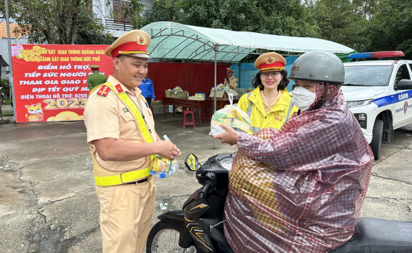 CSGT Quảng Ngãi hỗ trợ người dân vào Nam sau Tết -0