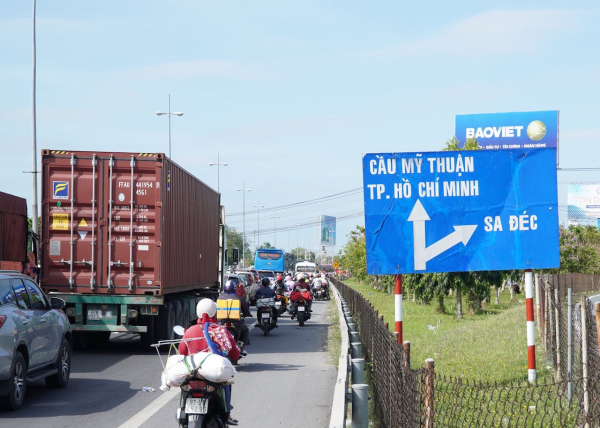 Kẹt xe kéo dài đường từ miền Tây lên TP Hồ Chí Minh -0