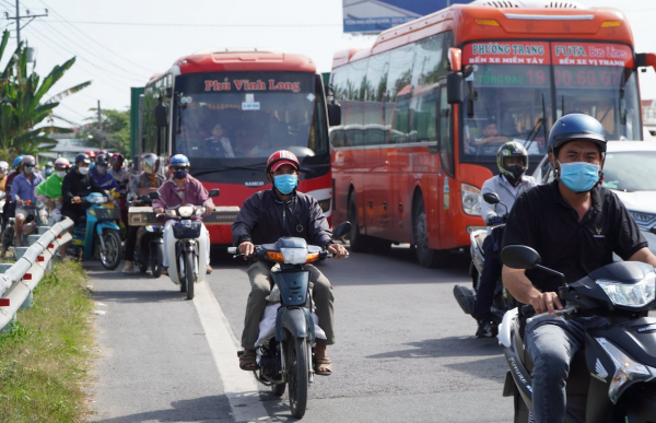 Kẹt xe kéo dài đường từ miền Tây lên TP Hồ Chí Minh -0