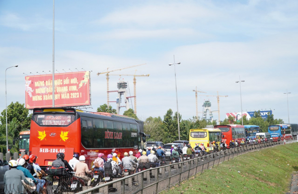 Kẹt xe kéo dài đường từ miền Tây lên TP Hồ Chí Minh -0