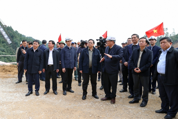 Thủ tướng kiểm tra dự án cao tốc Diễn Châu-Bãi Vọt, thị sát thi công hầm Thần Vũ -0