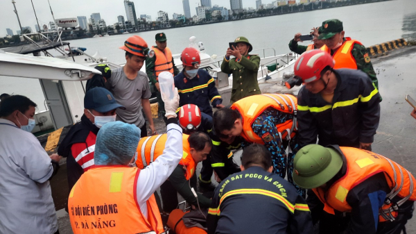 Cảnh sát PCCC&CNCH giải cứu du khách rơi xuống vực sâu đèo Hải Vân trong đêm  -1