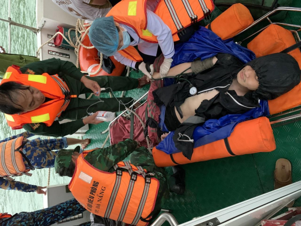 Cảnh sát PCCC&CNCH giải cứu du khách rơi xuống vực sâu đèo Hải Vân trong đêm  -0