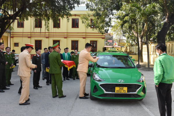 Công an thị xã Nghi Sơn ra mắt mô hình dân vận đối với tài xế taxi -0