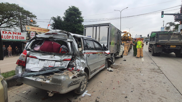Tai nạn liên hoàn khi xe tải tông ôtô 7 chỗ tại chốt đèn xanh đèn đỏ -0