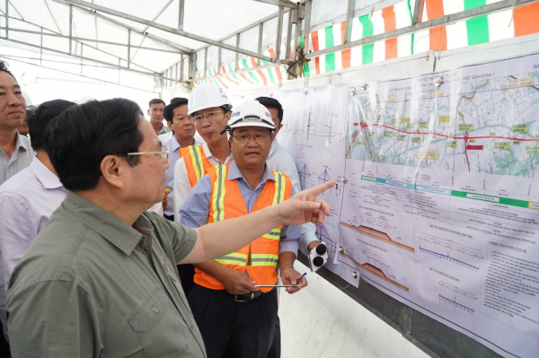 Thủ tướng Phạm Minh Chính thị sát công trường cầu Mỹ Thuận 2, đôn đốc các dự án cao tốc ĐBSCL -0