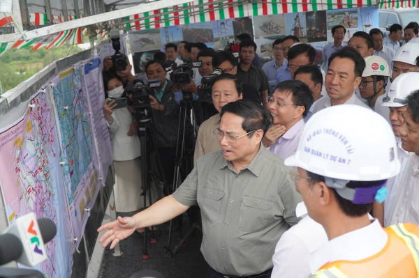 Thủ tướng Phạm Minh Chính thị sát công trường cầu Mỹ Thuận 2, đôn đốc các dự án cao tốc ĐBSCL -0