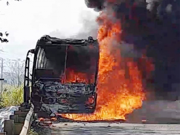 Xe khách bất ngờ bốc hỏa cháy trụi trên tuyến đường Hồ Chí Minh -0