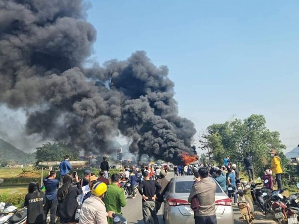 Xe khách bất ngờ bốc hỏa cháy trụi trên tuyến đường Hồ Chí Minh -1