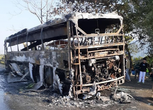 Xe khách bất ngờ bốc hỏa cháy trụi trên tuyến đường Hồ Chí Minh -2