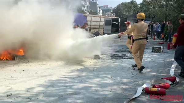 CSGT hỗ trợ người dân dập đám cháy trong bãi xe ô tô -0