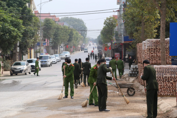 Dọn vệ sinh, bảo đảm an toàn cho du khách dự lễ hội Chùa Bút Tháp -0