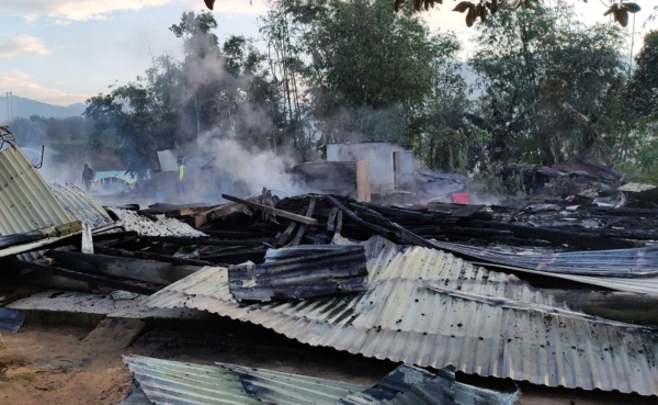 Bất cẩn trong việc đốt lửa sưởi ấm, 3 căn nhà ở biên giới Quảng Nam bị “bà hỏa” thiêu rụi -0