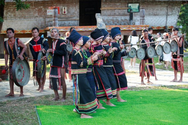 Festival held to promote spring among ethnic groups -0