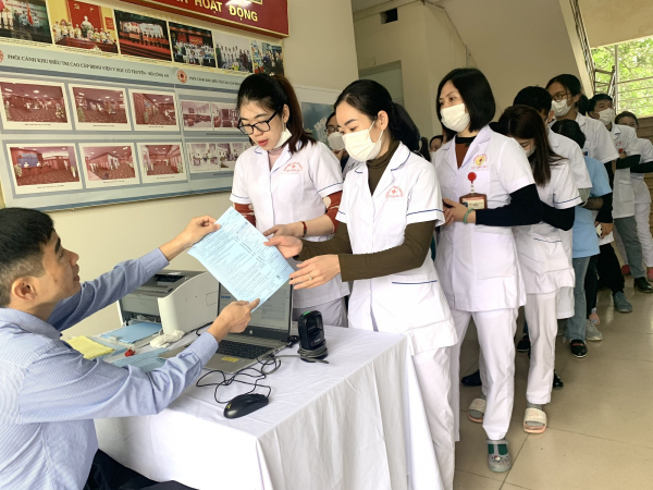 Gần 150 y, bác sĩ Bệnh viện Y học cổ truyền Bộ Công an tham gia chương trình hiến máu “Blouse trắng – Trái tim hồng” -0