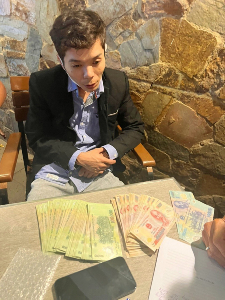 Gửi clip nhạy cảm cho người yêu qua mạng, một Việt kiều bị tống tiền hàng tỷ đồng  -0