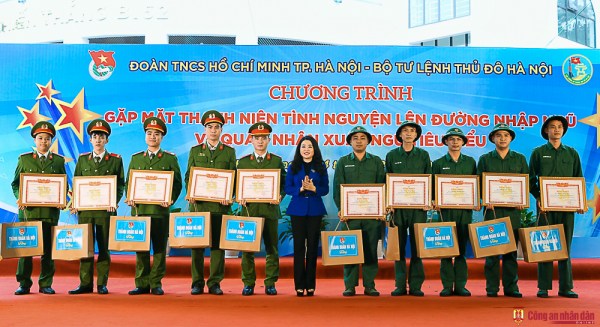 Tặng bằng khen cho 5 chiến sĩ tham gia nghĩa vụ Công an nhân dân -0