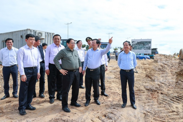 Thủ tướng khảo sát một số dự án hạ tầng, công nghiệp lớn và mô hình nhà thu nhập thấp tại Bình Định -0
