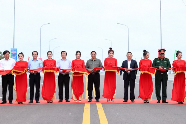 Thủ tướng khảo sát một số dự án hạ tầng, công nghiệp lớn và mô hình nhà thu nhập thấp tại Bình Định -0
