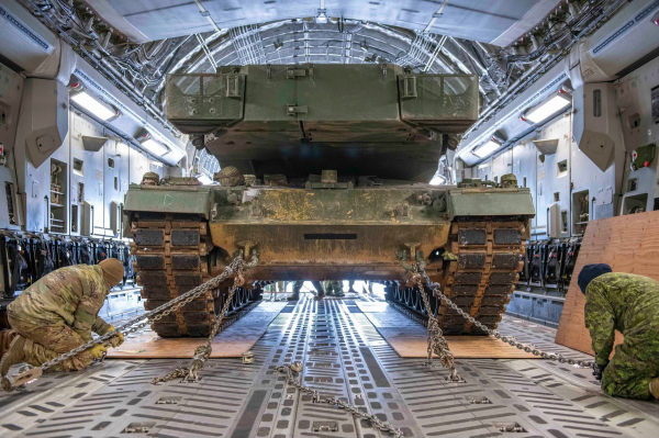 Siêu tăng Leopard 2 đầu tiên lên máy bay sang Ukraine -0