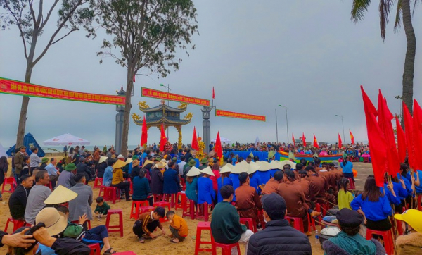Độc đáo lễ hội cầu ngư dưới chân đèo Ngang  -0