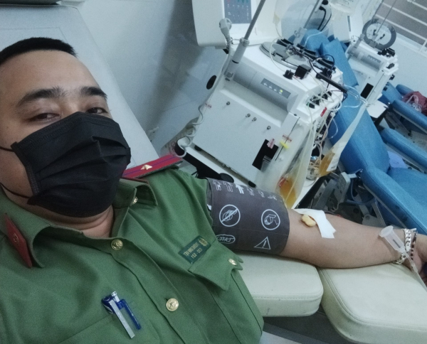 Thiếu úy Công an có duyên hiến máu hiếm AB+ trong ngày Tết -2
