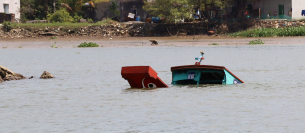 Thông tin bước đầu về vụ lật thuyền khiến 12 người rơi xuống sông, một phụ nữ mang thai tử vong -0