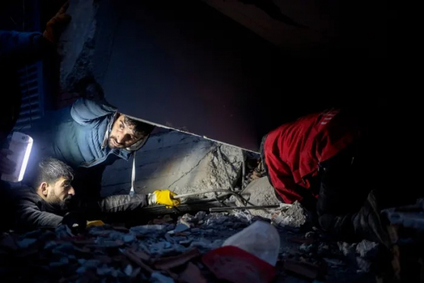 Hình ảnh kinh hoàng vụ động đất làm hơn 500 người Thổ Nhĩ Kỳ, Syria thiệt mạng -3