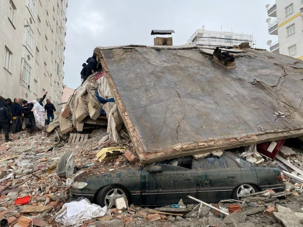 Hình ảnh kinh hoàng vụ động đất làm hơn 500 người Thổ Nhĩ Kỳ, Syria thiệt mạng -4