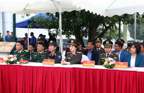 Thứ trưởng Trần Quốc Tỏ dự lê giao nhận quân tại quận Hai Bà Trưng -0