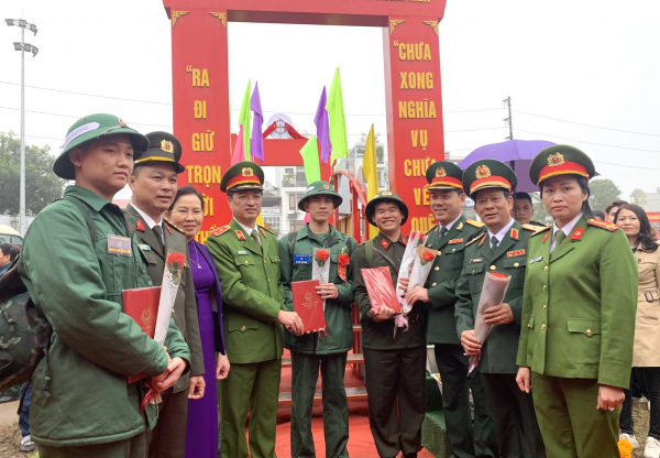Thứ trưởng Nguyễn Duy Ngọc dự Lễ giao nhận quân ở Hà Nam -0