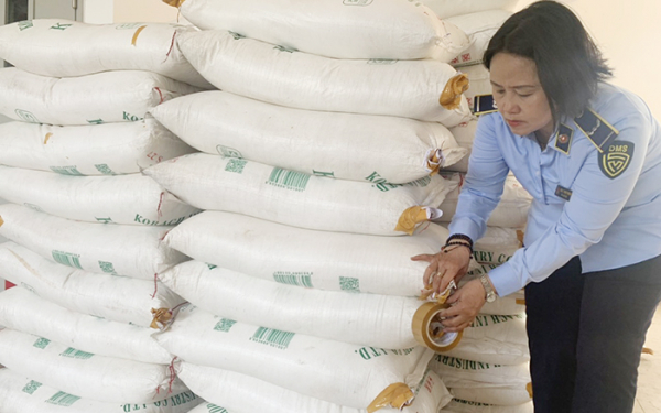 Phát hiện gần 12 tấn đường cát nhập lậu do Thái Lan sản xuất -0