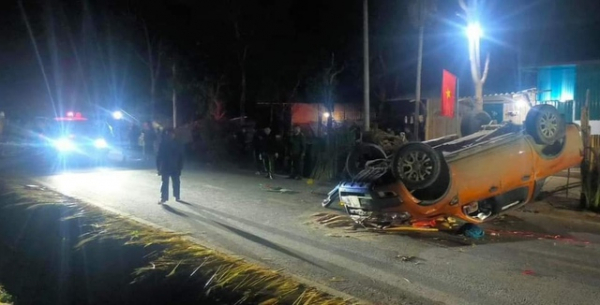 Điện Biên:  Ô tô bán tải lật đè vào 2 xe máy khiến 3 người tử vong -0