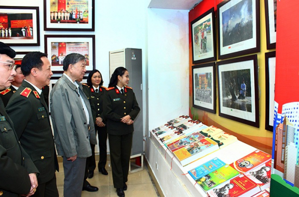 Minister To Lam visits the exhibition 