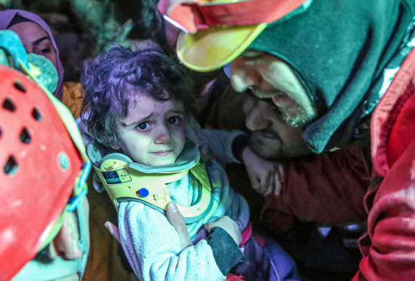 Bé gái hai tuổi lành lặn sau 44 giờ kẹt dưới tòa nhà sập vì động đất ở Thổ Nhĩ Kỳ -0