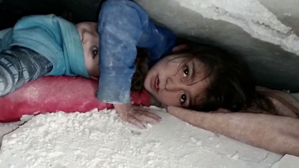 Bé gái Syria ôm, che chắn em trai 36 giờ dưới đống đổ nát động đất -0