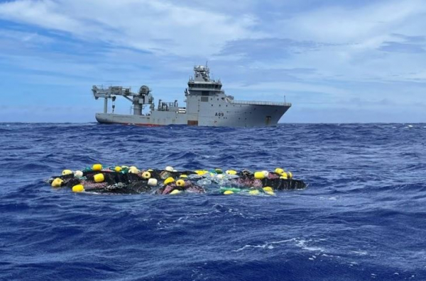 Phát hiện hơn 3 tấn cocaine ngụy trang thành kiện hàng trôi nổi trên biển -0