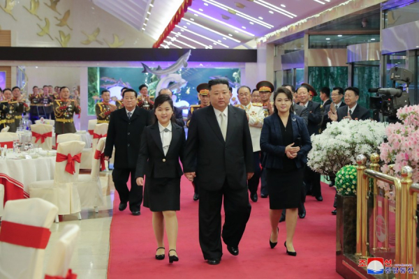 Ông Kim Jong-un dẫn con gái tới thăm doanh trại quân đội Triều Tiên -0