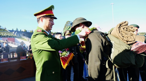 Thứ trưởng Nguyễn Duy Ngọc dự lễ giao nhận quân tại Đà Lạt -0