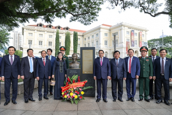 Thủ tướng dâng hoa tại tượng đài Chủ tịch Hồ Chí Minh ở Bảo tàng Văn minh châu Á -0