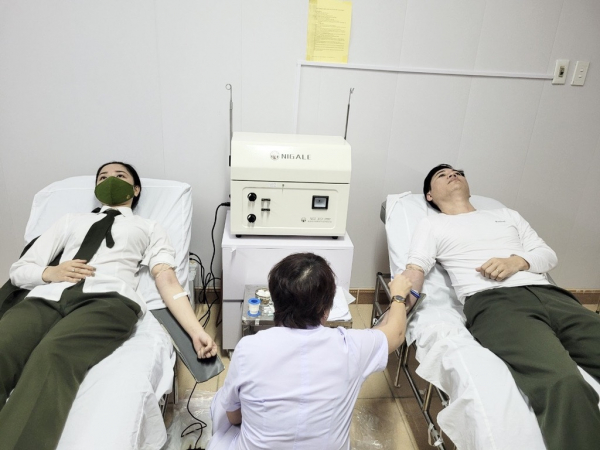 Hai cán bộ Công an Hà Tĩnh hiến nhóm máu hiếm cứu người -0