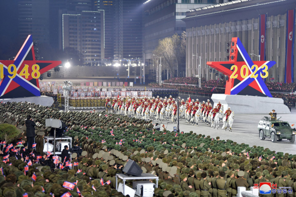 Triều Tiên phô diễn sức mạnh quân sự trong lễ duyệt binh ban đêm -0