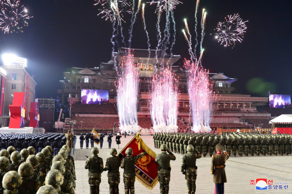 Triều Tiên phô diễn sức mạnh quân sự trong lễ duyệt binh ban đêm -1
