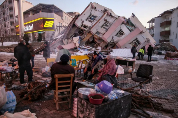 Quá nhiều tòa nhà ở Thổ Nhĩ Kỳ đổ sập vì động đất, nguyên nhân do đâu?  -0