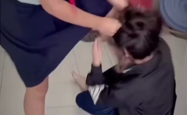 Nữ sinh lớp 8 ở TP Hồ Chí Minh bị bạn đánh tới tấp trong nhà vệ sinh -0