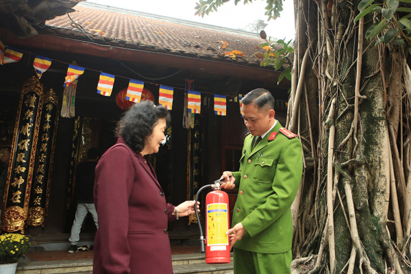 Tăng cường an toàn PCCC tại nhiều đền chùa trên địa bàn Hà Nội mùa lễ hội -0