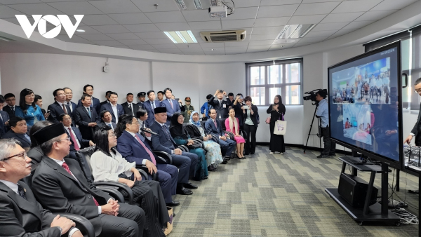 PM Chinh visits University of Brunei Darussalam -0